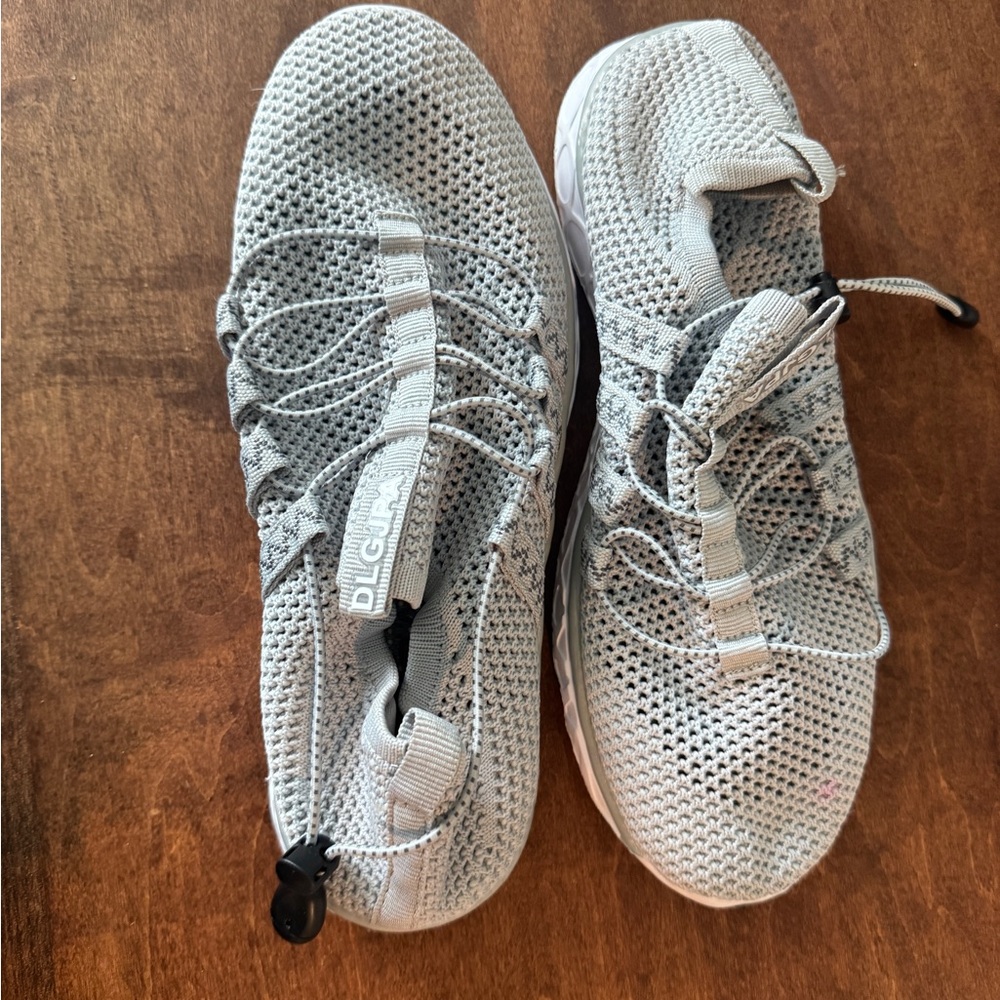 Women's Gray Sneakers. Swim shoes.   (GT)